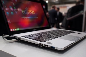 20150317-Fujitsu-CeBIT2015-LBS935-004 - Japońska technologia Od jakiegoś czasu wiodący producenci sprzętu mobilnego, przeznaczonego dla biznesu, przedstawiają coraz ciekawsze propozycje i rozwiązania, które zdecydowanie mają na celu ułatwienie pracy w niemal każdych warunkach